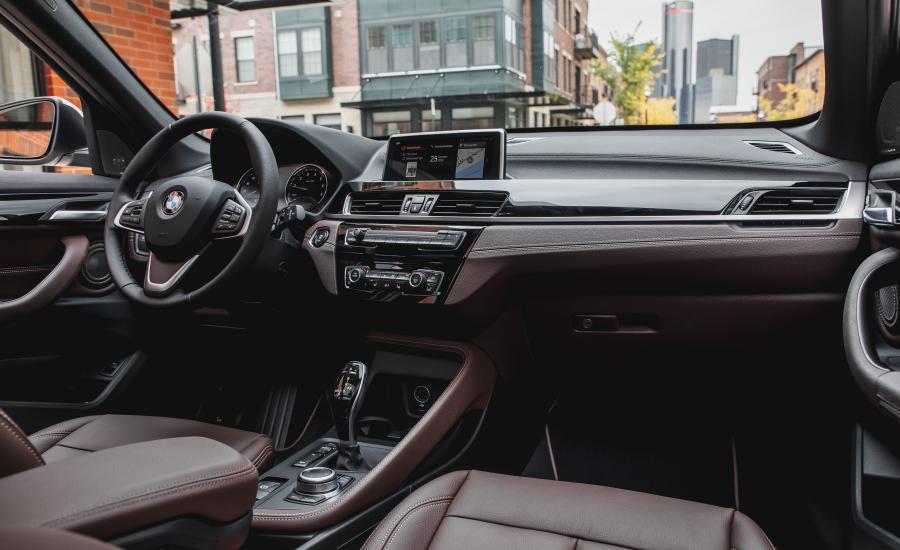 Торпедо BMW X1 xDrive28i xLine (F48) 2019 года  (NA) (фото 5 из 11)